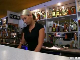 Недосвідчена bartender seductress трахкав і jizzed