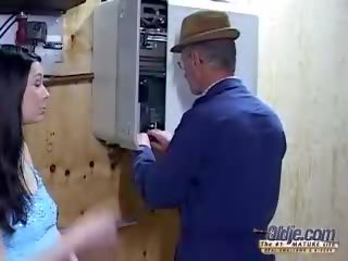Brunet jatty in mini ýubka has sikiş with old fart
