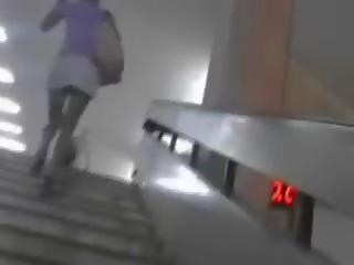 그만큼 단단한 화이트 바지 에 기분 좋은 병아리
