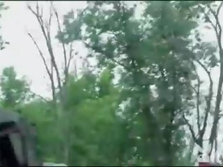 挑衅 女孩 准备 为 outrageous stunts