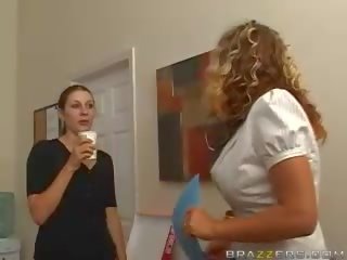 Чудовий чарівний грудаста білявка мати для шоу титьки на робота
