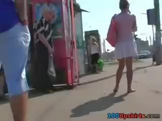Smashing 掀裙 voyeured 在 該 總線 停止