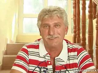 Старий людина трахає tremendous молодий білявка