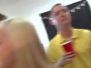 二 ホット へ trot 大学 女の子 喫煙 くちばし
