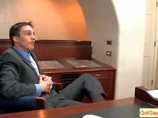 Блондинки момък храня се негов главен за плащане повишаване на