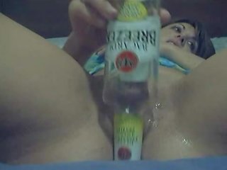 Exceptional femme fatale folla coño con un botella