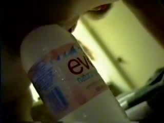 Un botella de purified agua brings su a orgasmo película