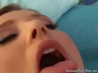 獨奏 女兒 carli 銀行 運用 玩具 到 得到 她的 離