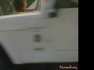 Buhok na kulay kape walks hubo't hubad malapit ang daan