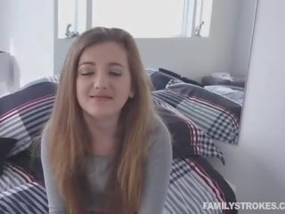 Marissa получавам надолу на тя колене