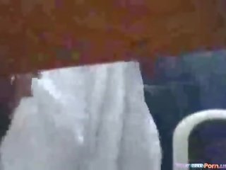 기분 좋은 흑단 lifts 드레스 에 손가락 그녀 자신