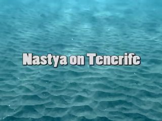 Viehättävä nastya uinti alaston sisään the meri