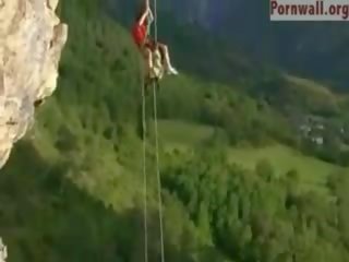 Akrobat iki adam fuck over the cliff drop