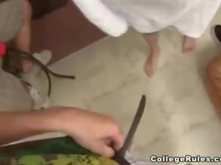 Най-горещите момичета на кампуса ххх филм в на обща спалня