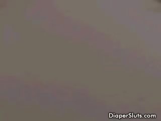 젊은 후커 driking 소변 부터 기저귀
