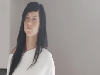 Ainutlaatuinen blackhaired malli kanssa pisamia