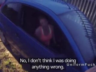 Falešný policajt pulls přes beguiling prsatá blondýnka pak ofina ji