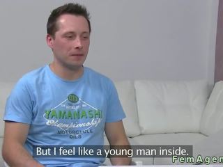 Babae ahente watches bloke habang pagsasalsal at cumming