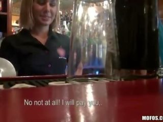 Good-looking 金發 barmaid payed 和 釘