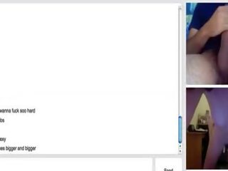 Camgirl с космати путка получава мокри на рулетка
