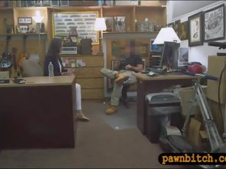 Customers 妻子 擰 由 pawn 管理人 在 該 幕後