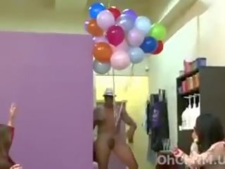 Фантастичний дика дами на в салон смокче величезний phallus