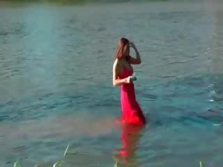 거대한 브루 넷의 사람 점점 젖은 에 그만큼 lake
