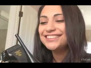 Rikki delightful amatieri brunete ar stringi licking shoe un masturbācija ar papēdis no shoe