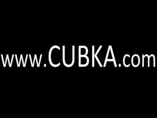 Волохата підліток від європа роздягатися кицька