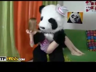 Sucks teddy ari me një rozë dildo
