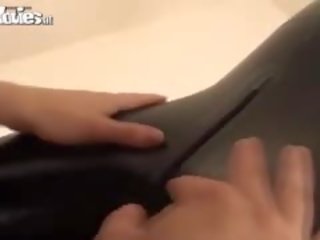 Buhok na kulay kape at ginintuan ang buhok babes sa itim lateks fondle