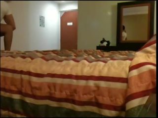 Plot epsh latino duke mashtruar bashkëshorte qirje me i dashur në hotel dhomë