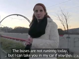 Ryšavý sát phallus v podvodné taxi v veřejné