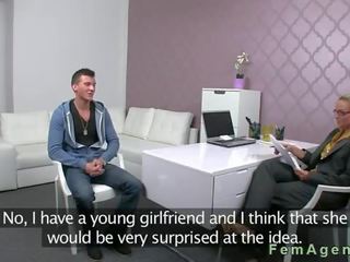 Blondýnka žena činidlo s brýle zkurvenej film