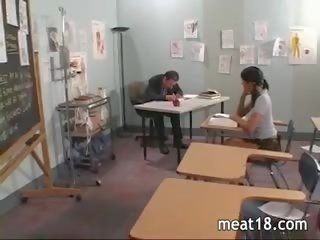 Marubdob tinedyer makakakuha ng kanya masikip puwit fucked