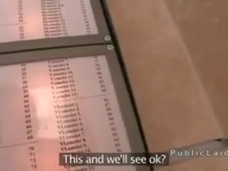 굽​​은 위에 아마추어 멕시코 양진이 엿 에 공공의 stirway