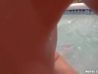 Amatør gate jente blir hund anal knullet i den jacuzzi