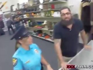 思念 警察 軍官 吸吮 迪克 和 性交 在 她的