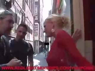 金发 妓女 deepthroats paying 游客