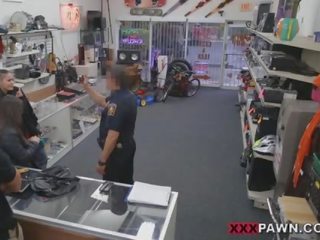 一 一对 女孩 和 一 警察 在 一 店