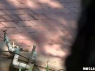 Seductress 在 比基尼泳裝 spied 上 和 facialized