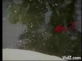 二 巨乳 金发 bimbos pamper 狭缝 在户外