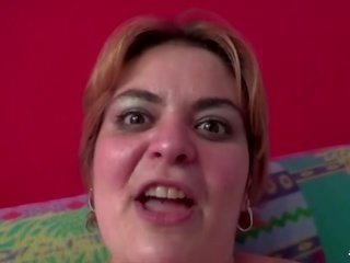 Scambisti Maturi - Obesa si lecca la sborra dalle tette - Italian