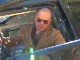 Dobro visi moški je njegov način s dva divje eyed bejbe