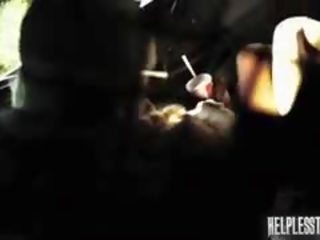 Helpless tiener kaisey decaan was op haar manier naar zien haar grootmoeder