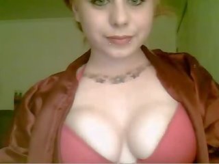 Tatooed рудоволоса в ліфчик показ