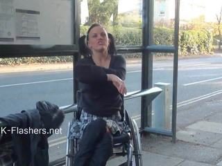 Paraprincess 스타트 공기 남의 눈에 띄는 짓을하기 좋아함 과 섬광 wheelchair constrained 아기 시연 떨어져서 감독자 가슴 과 손질 외음부 에 공공의