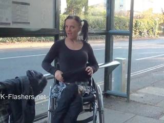 Paraprincess 開始 空氣 暴露狂 和 閃爍 wheelchair constrained 孩兒 demonstrating 離 超 奶 和 修剪 外陰 在 公
