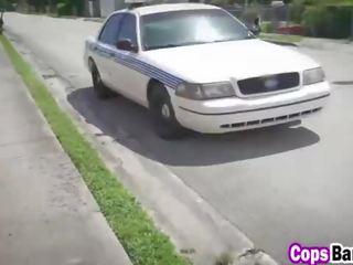 Две голям бюст женски пол мръсница ченгета се забавлявахме би би си на техен suspect