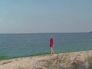 害羞 裸體 女學生 上 該 海灘